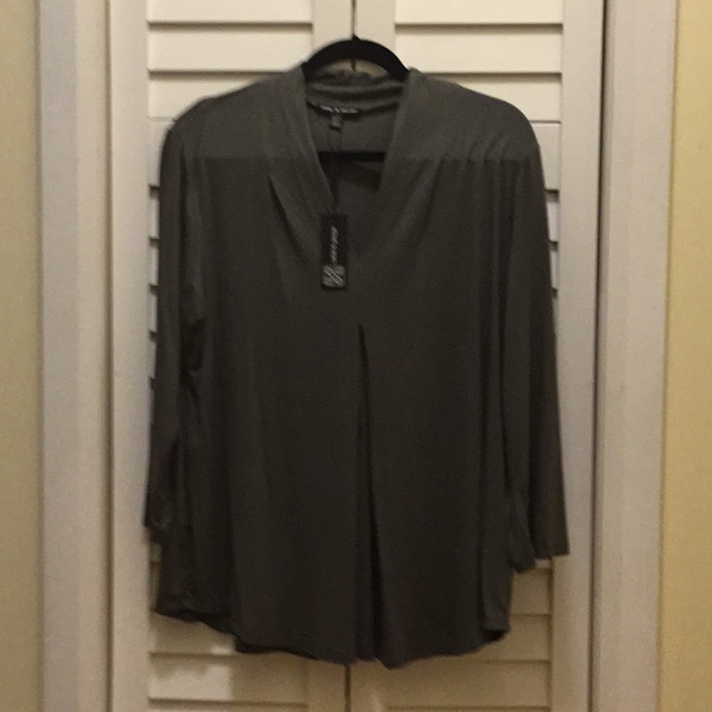 Cable & gauge army green top NWT